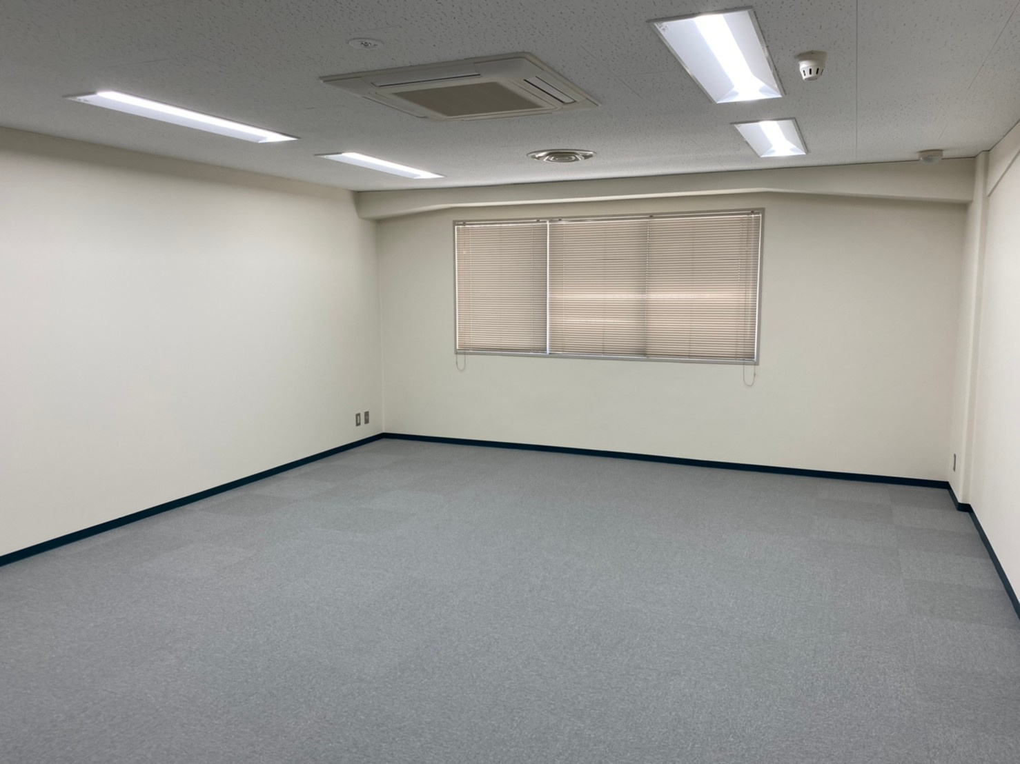 11坪の内装が綺麗な事務所です♪の画像