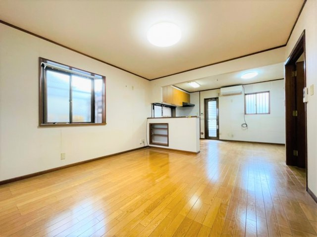 「【当社専任】カーポートやお庭のある2階建4LDK＋Sを2480万円でご紹介中！ お庭を眺めながら過ごせる広縁も魅力です♪」の画像