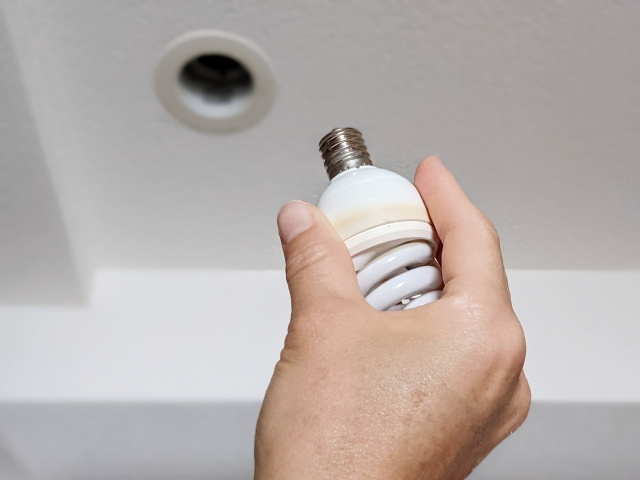 賃貸物件の照明の電球が切れたら電球交換は誰がおこなうの？