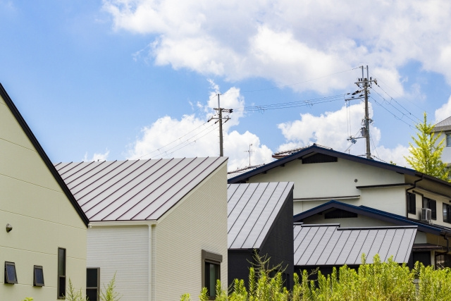 不動産売却で隣家の屋根が越境？築年数の古い物件は注意しよう！...の画像