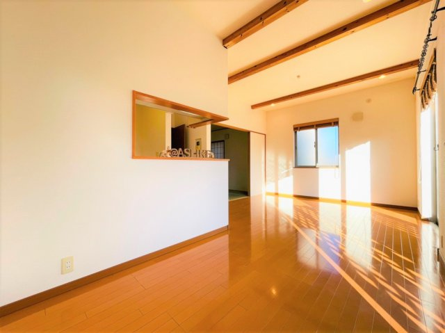 「建物面積107㎡超の2階建。天井の高いリビングや広々ウッドデッキ、テレワーク向けのDENも備えた魅力的なおうちが2300万円台！」の画像