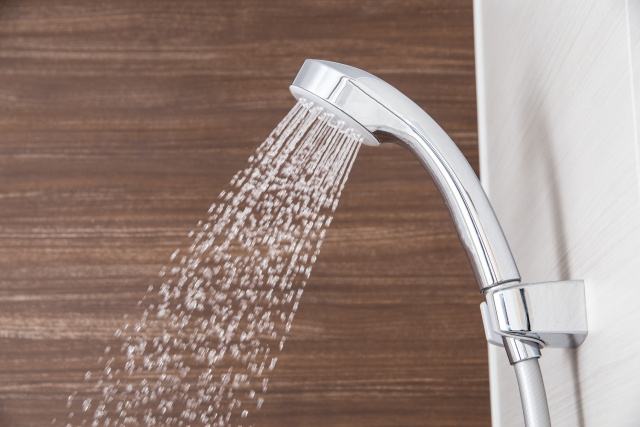 シャワーの水圧が弱いのはなぜ？水圧が弱い原因や対策方法をご紹...の画像