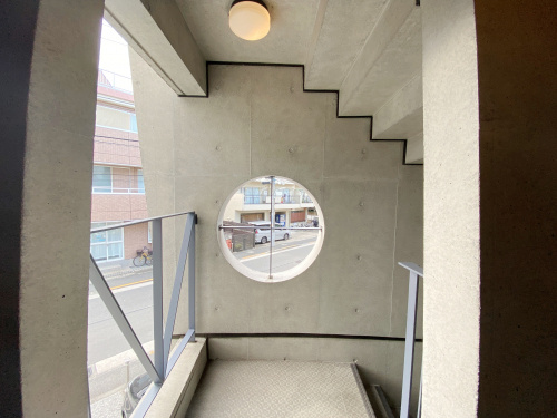 美術館みたいな外観です 無機質なコンクリート打ち放しデザイナーズ物件 安い 格安 激安賃貸なら部屋まる