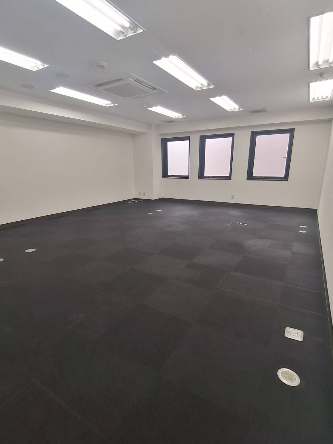 綺麗なオフィスビルの画像