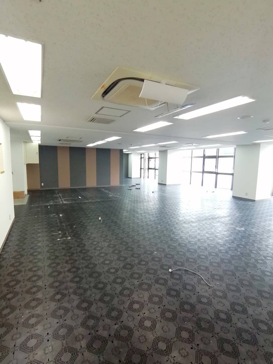 窓の大きな事務所店舗の画像