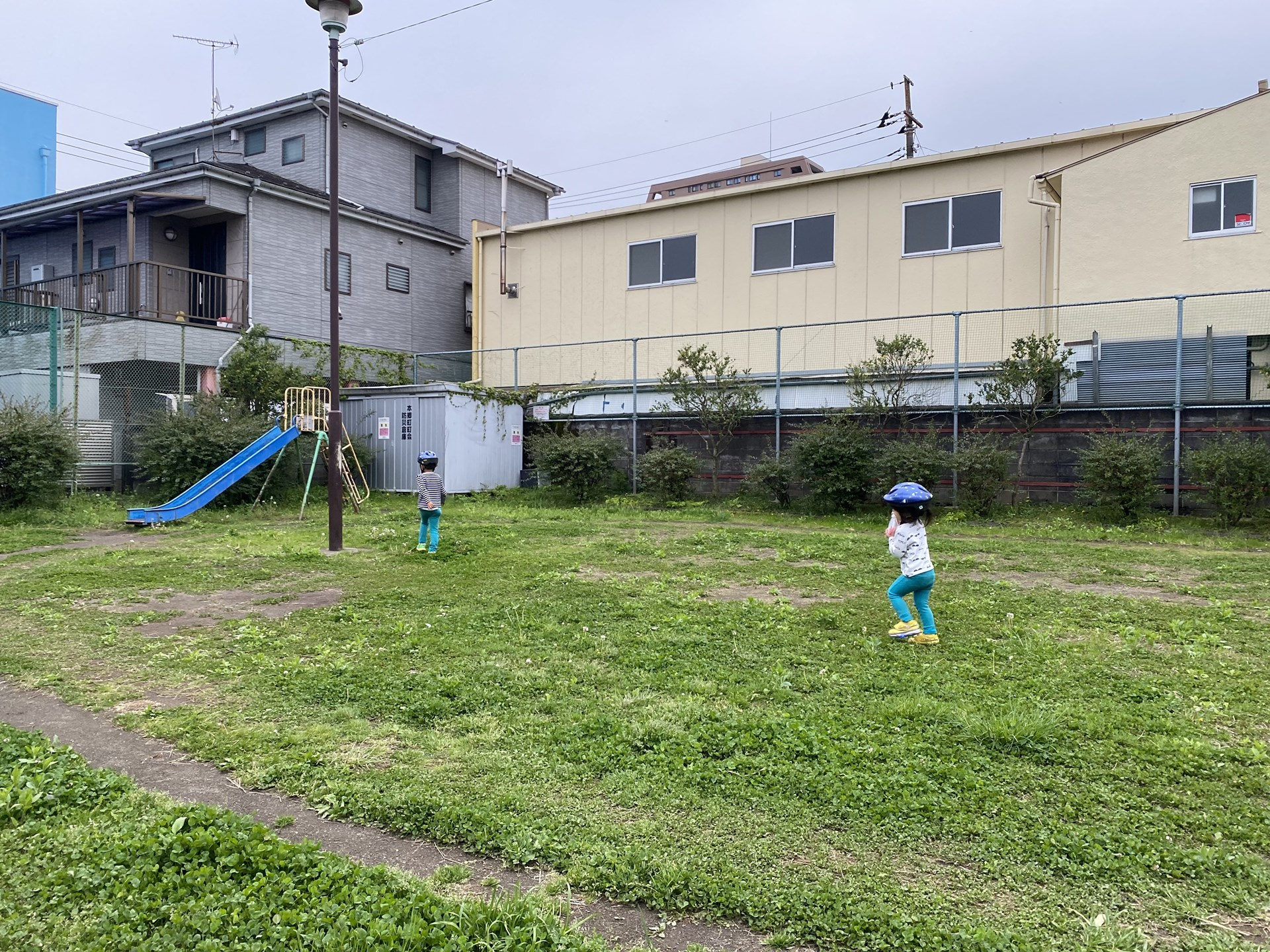 え、、ちょ、ここが公園の入り口なの　「本郷西公園」の画像