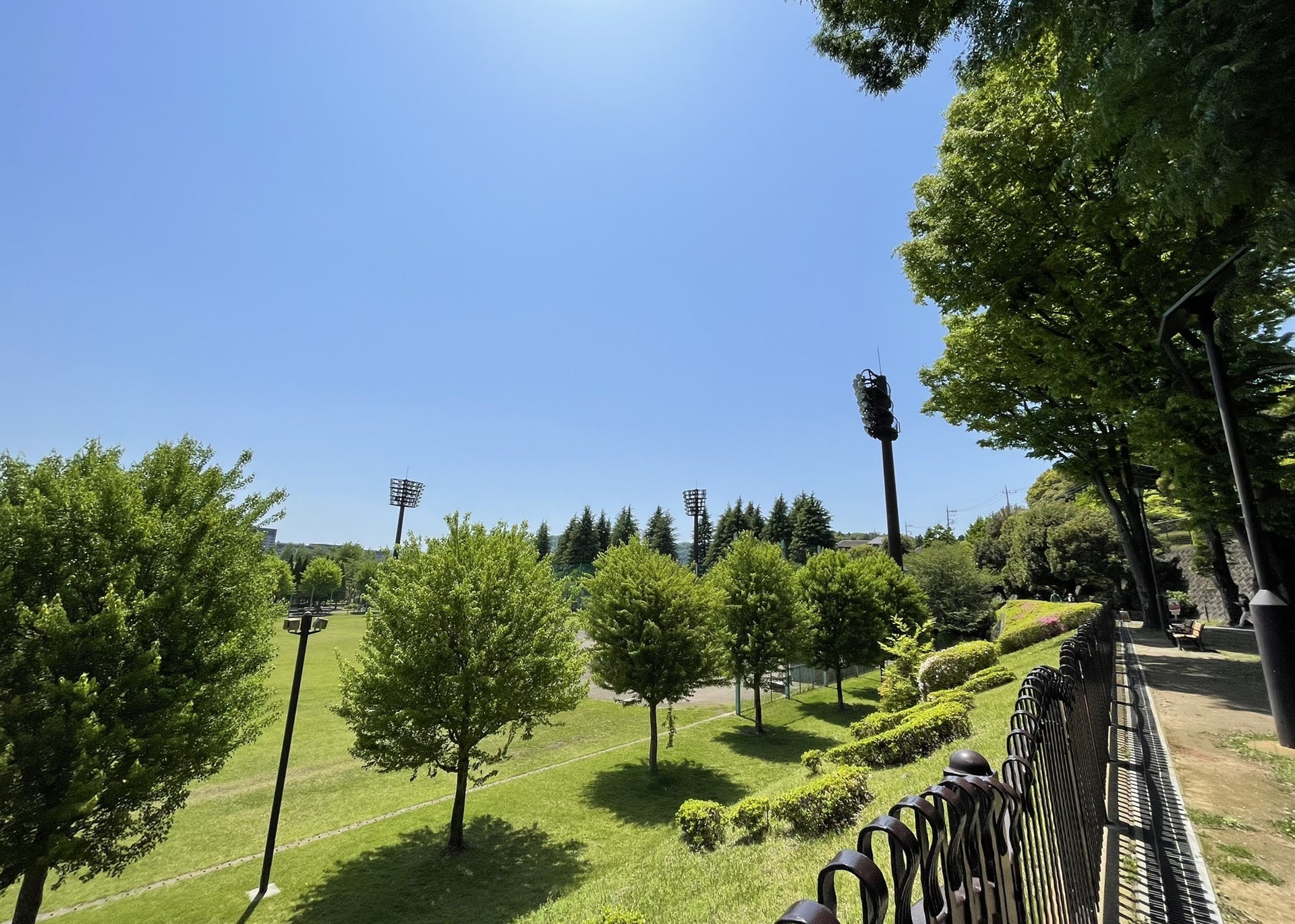 多摩御陵の南、南浅川のほとりの美しい「陵南公園」の画像
