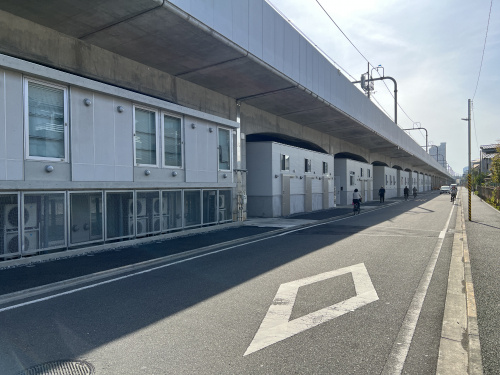 線路の下にある物件の外観