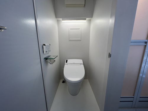 タンクレストイレがあり、水回りにつなぐドアと、トイレのドアが兼用