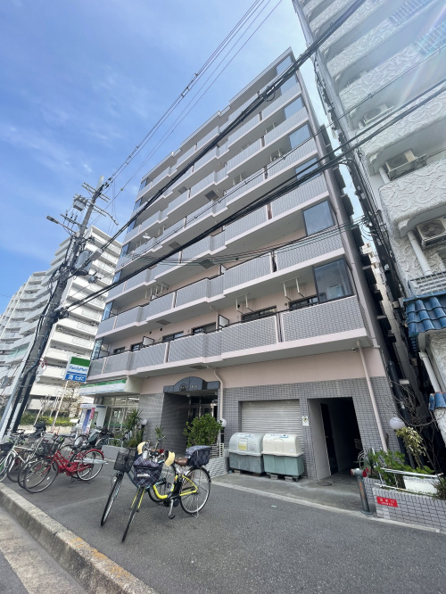 １階がコンビニなので便利　　ベルフィールド新大阪の画像