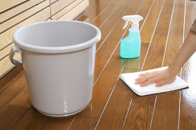 賃貸物件のフローリングにカビがある場合の掃除方法や退去費用に...の画像
