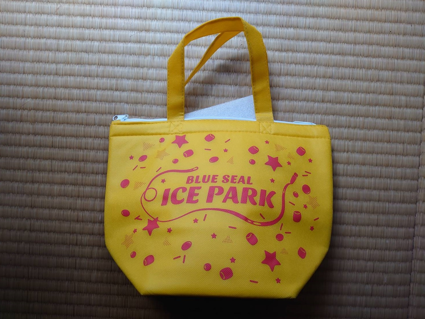 ブルーシールアイスクリームとピカチュウの画像