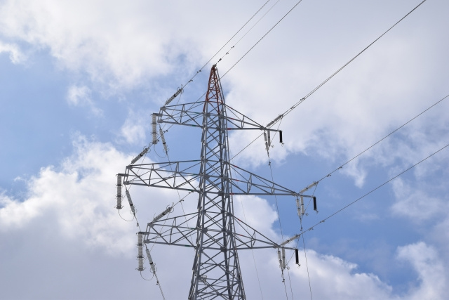 不動産売却で送電線が土地の上にあるとどんな影響があるのかをご...の画像