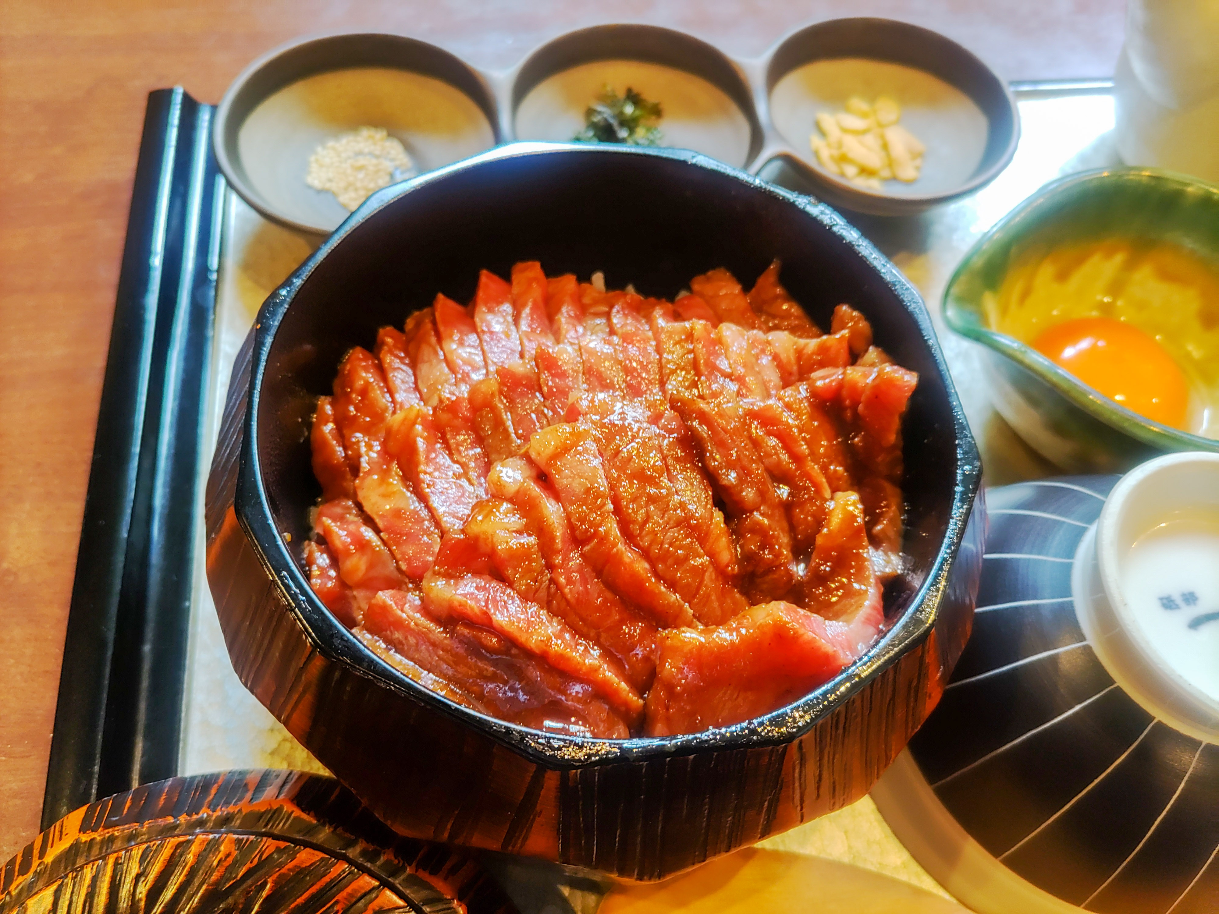 南高井にあるランチ専門の焼肉店の肉まぶし「しっかり味噌味」を...の画像
