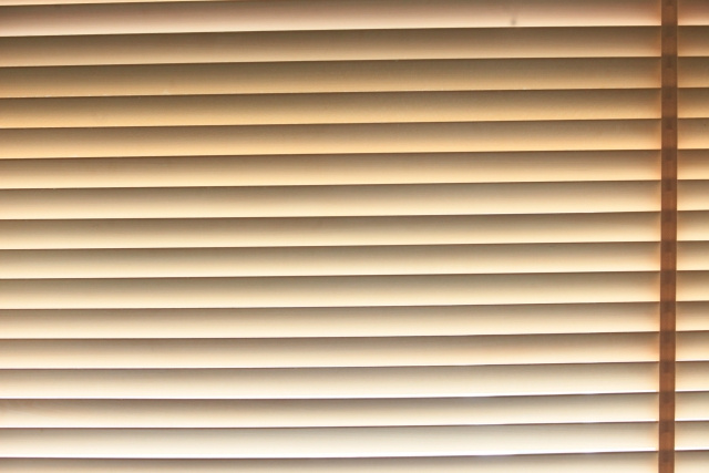 ウッドブラインドで後悔しないためのポイントとは？取り付け方法もご紹介