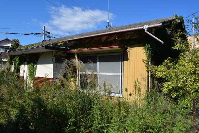 空き家はトラブルの原因！不法侵入されやすい家の特徴や対策をご...の画像