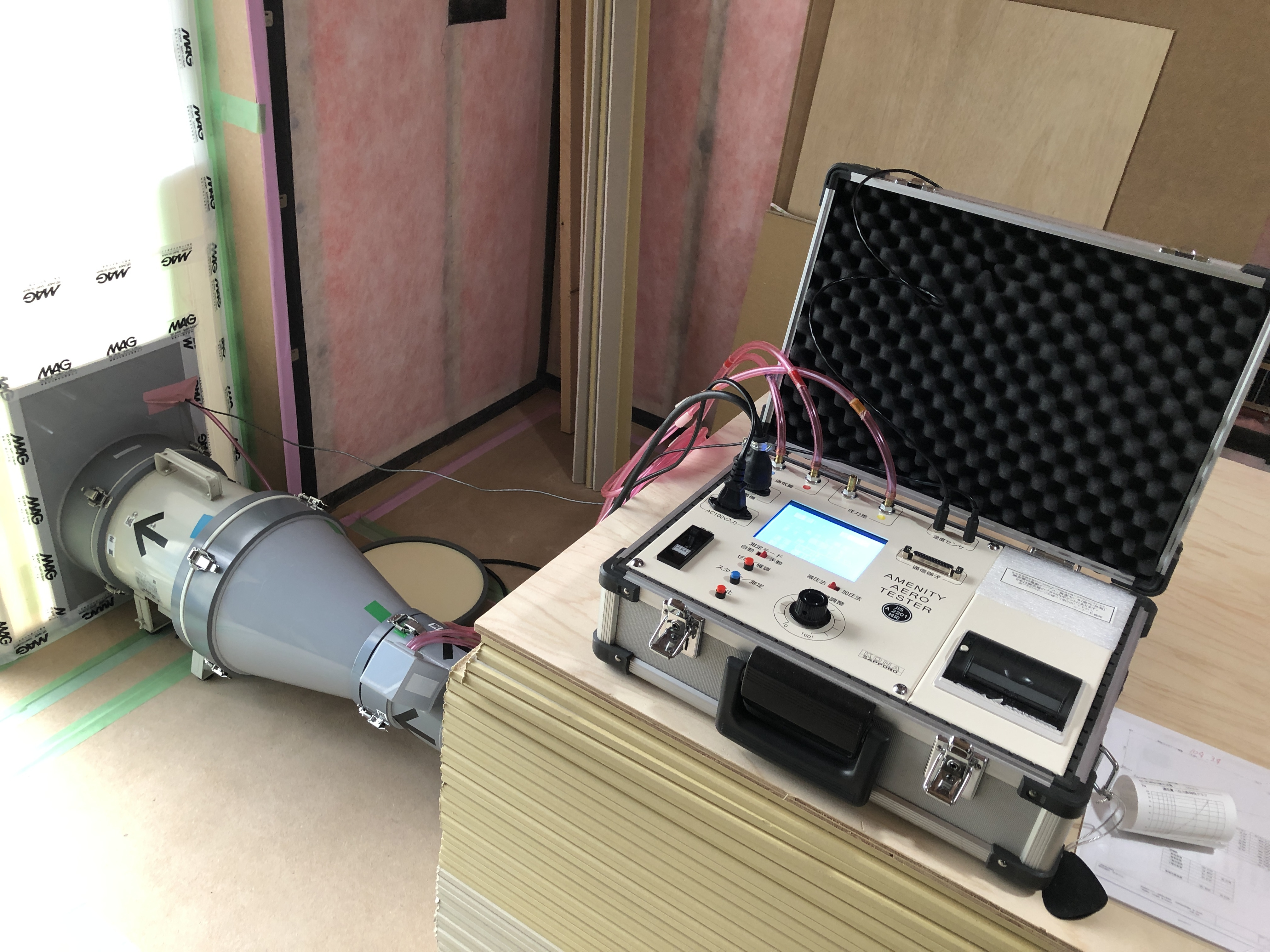 気密測定の現場を見学～建売住宅でもマンションみたいに玄関ドア...の画像