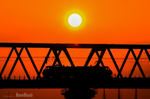 夕焼け貨物列車の画像