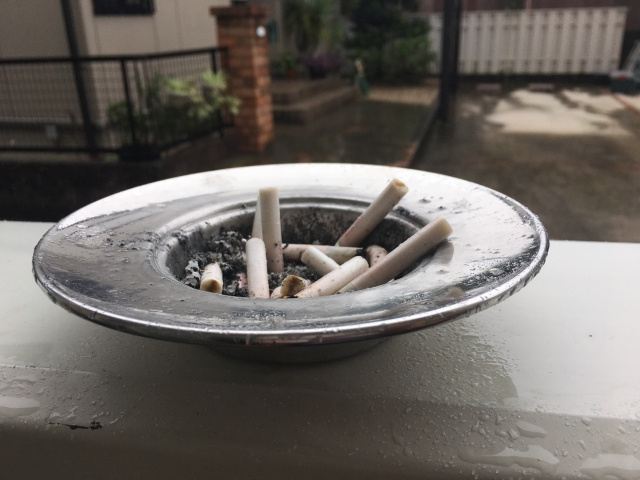 賃貸物件のベランダでタバコを吸っても良いの？の画像