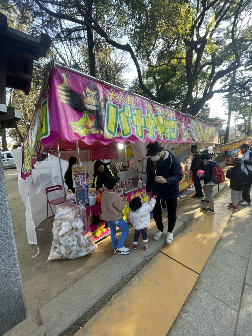 新年　出店でチョコバナナを食べるの画像