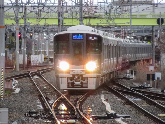 明石駅はＪＲ新快速停車駅で便利♪でも快速電車とあまり変わらな...の画像