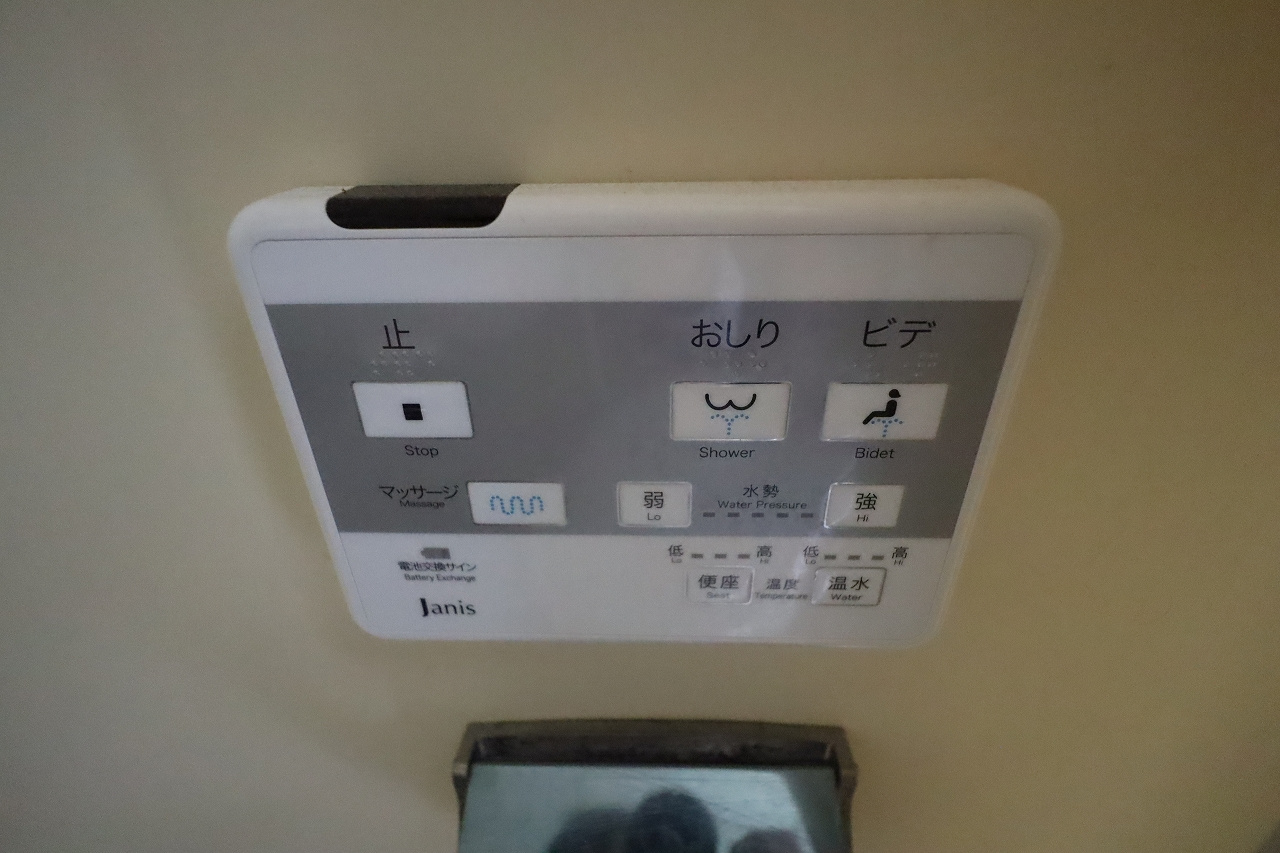バストイレ一体型のトイレにもホテル用温水洗浄便座っていうのが...の画像