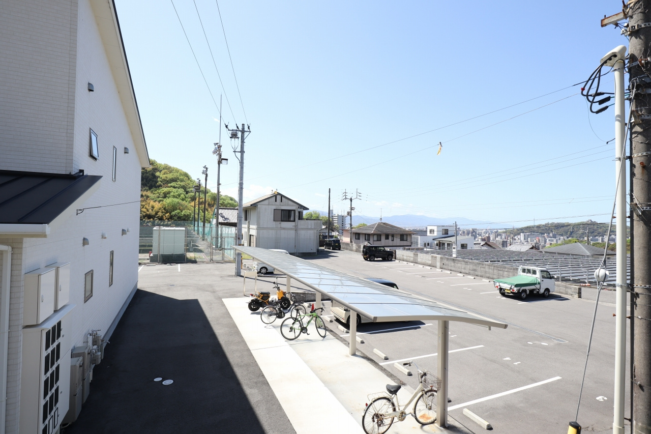 のどかな住宅街、祝谷の一戸建てなら２階のベランダから松山城が...の画像