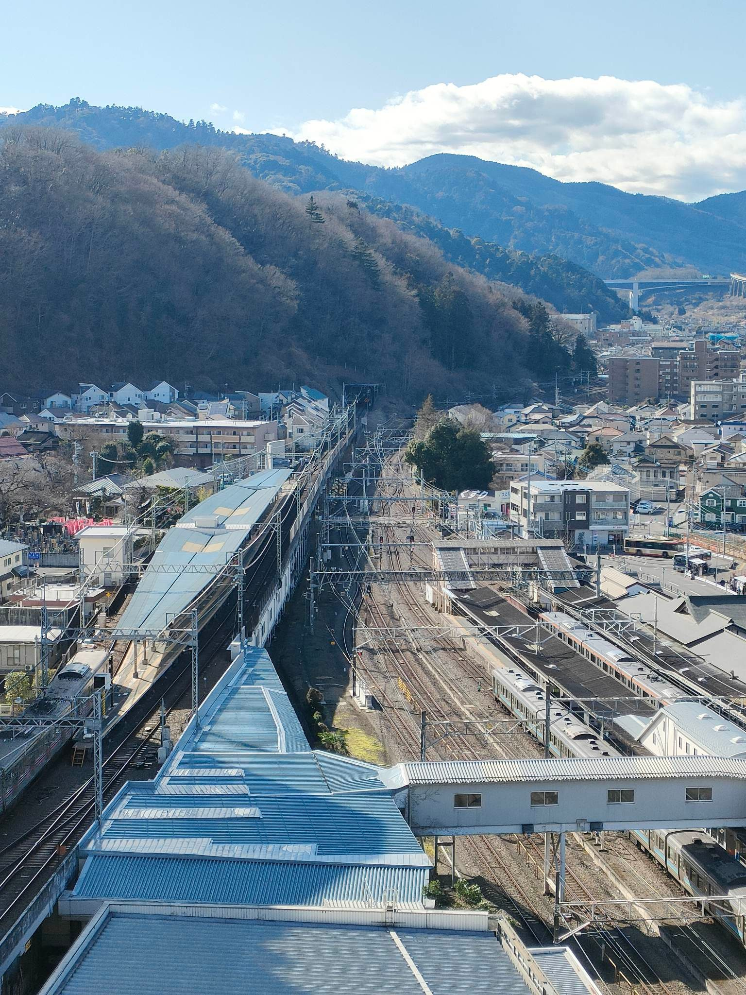 「JR高尾駅と京王高尾駅」駅付近高層建物から