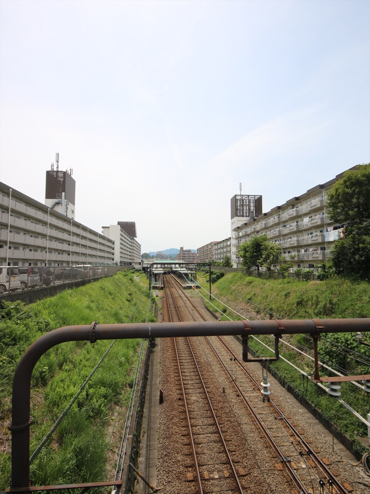 富士見橋より掘割構造の「めじろ台駅ホーム」