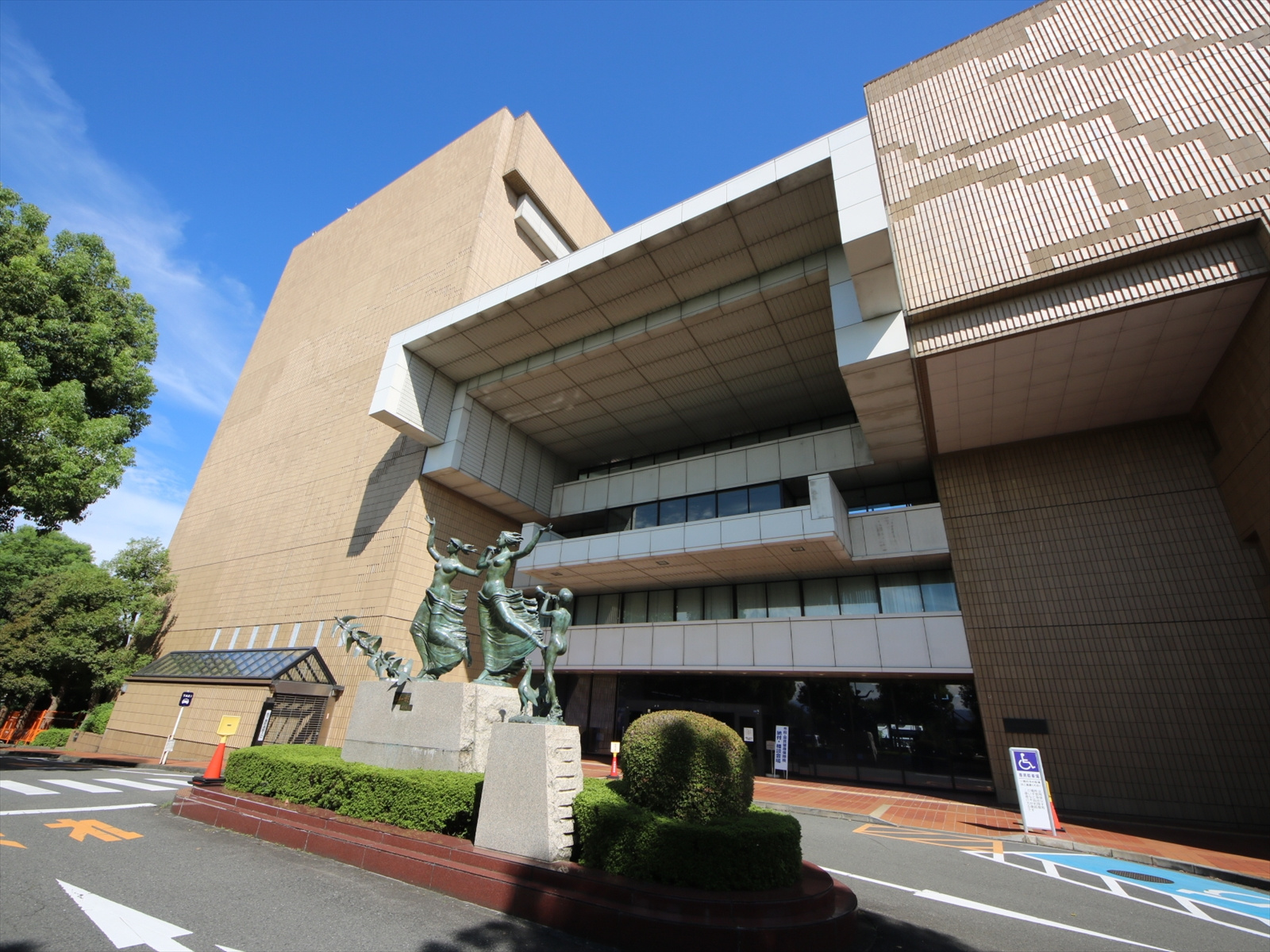 八王子市役所正面