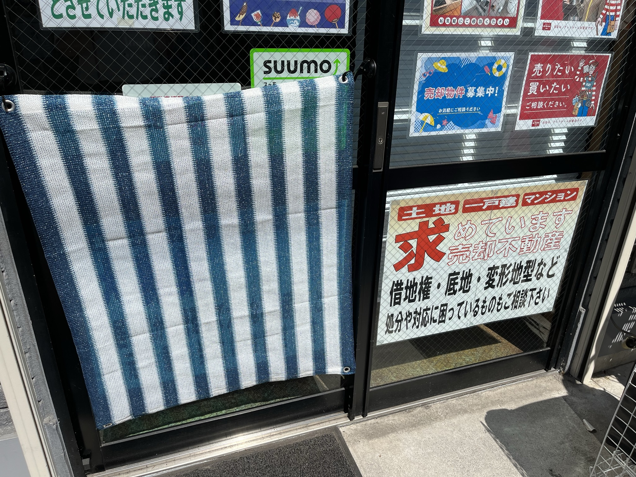 夏本番、窓外で行う日射遮蔽は100均の日よけシートでも効果が...の画像