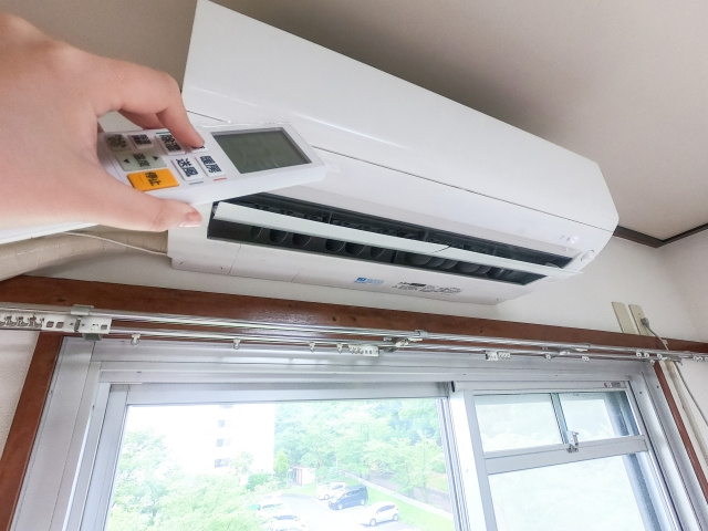 自分でできるエアコン掃除の範囲と方法は？プロへの依頼料金など...の画像