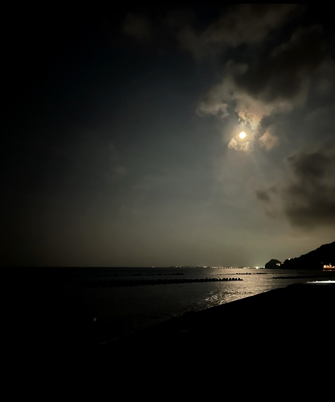 夜の幻想的な風景：静寂な海と輝く月光の画像