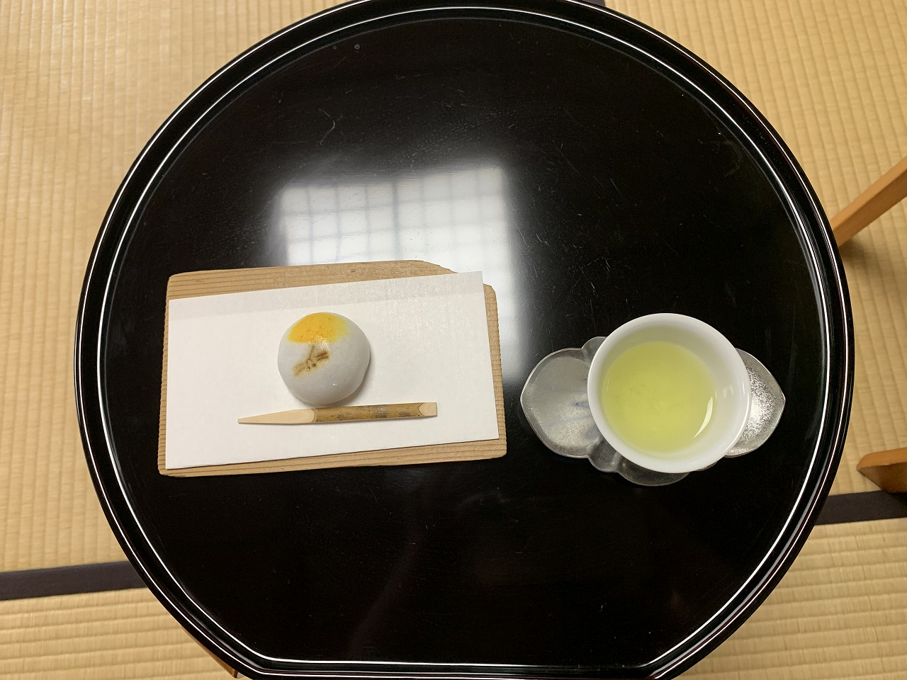 香り高き玉露と風情溢れる茶室の画像
