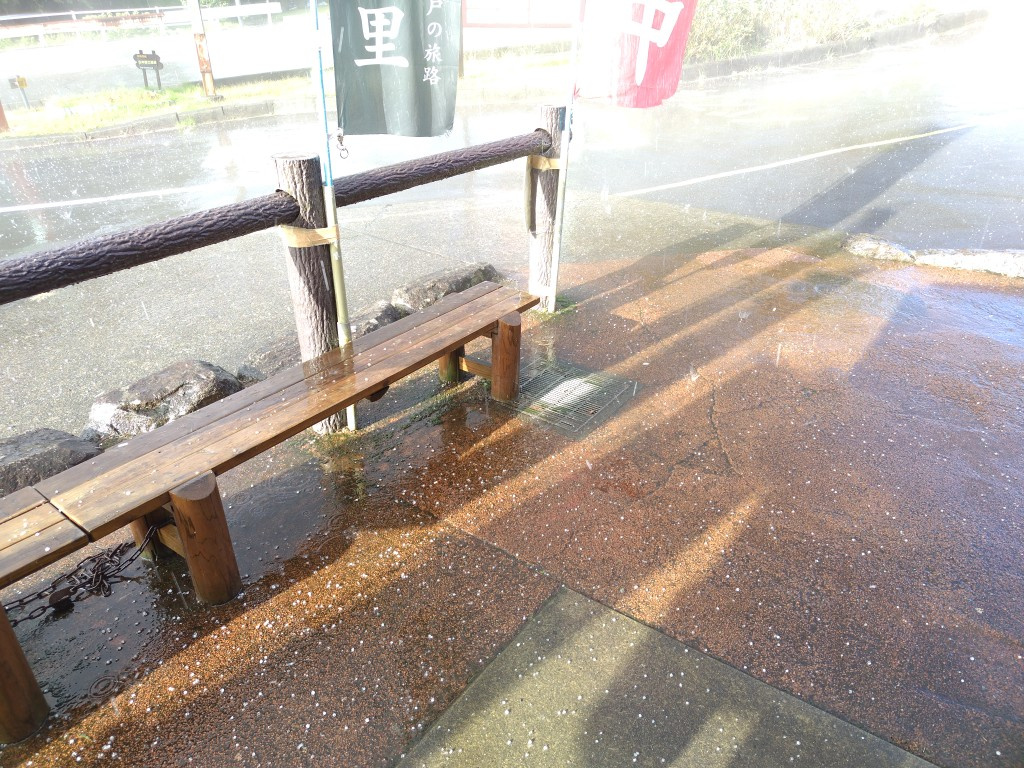 自然の不思議：突然の雹から虹への画像