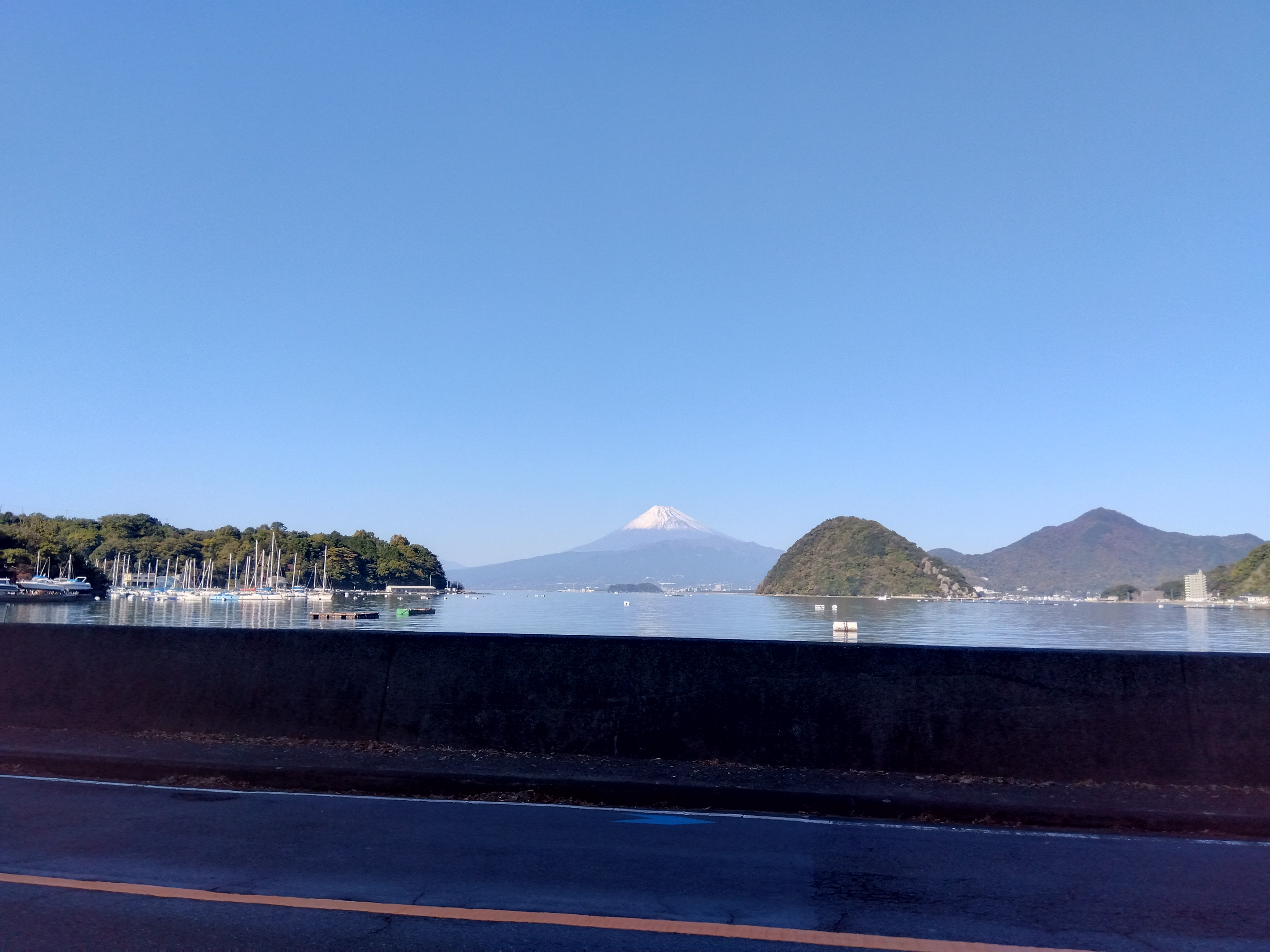 静かな巨大さ：富士山の存在感の画像