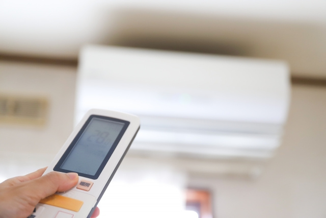 エアコン掃除の悩み!自分で掃除するコツ・プロの料金を解説!