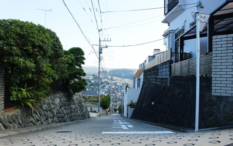 隣地と高低差のある土地の売却に役立つ基礎知識をご紹介！の画像