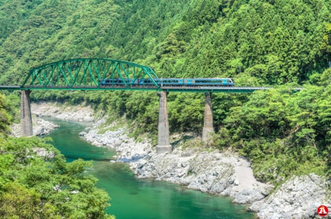 渓谷鉄橋の画像
