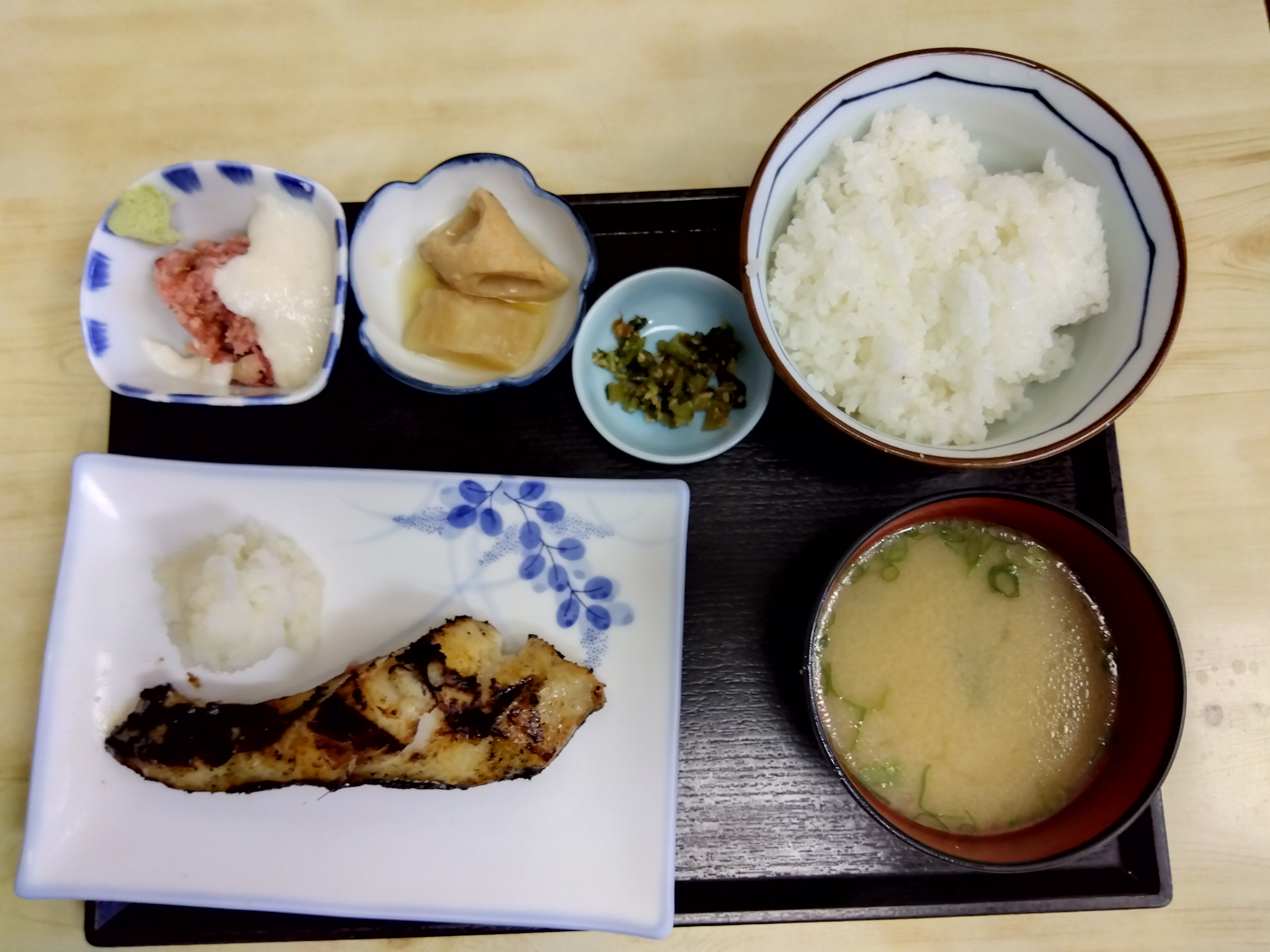 朝食の幸福感: 一口目から始まる美味しい一日の画像