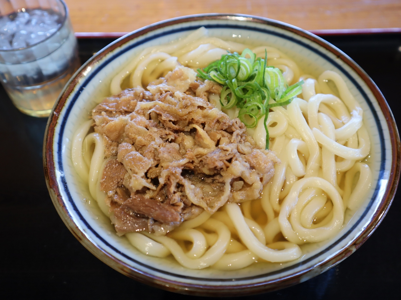 松山市西垣生にあるセルフうどん「つるや製麺所」で肉うどん大を...の画像