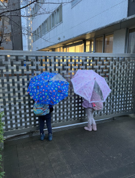 帰りたがらない子供たちの画像