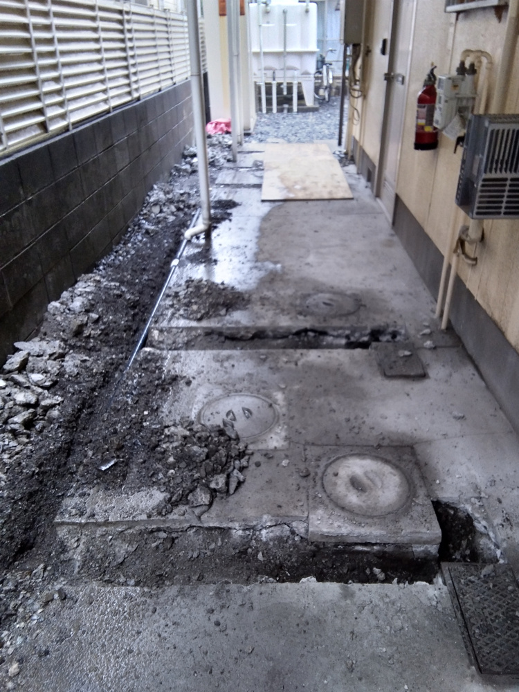 「下駄箱の交換作業」の画像