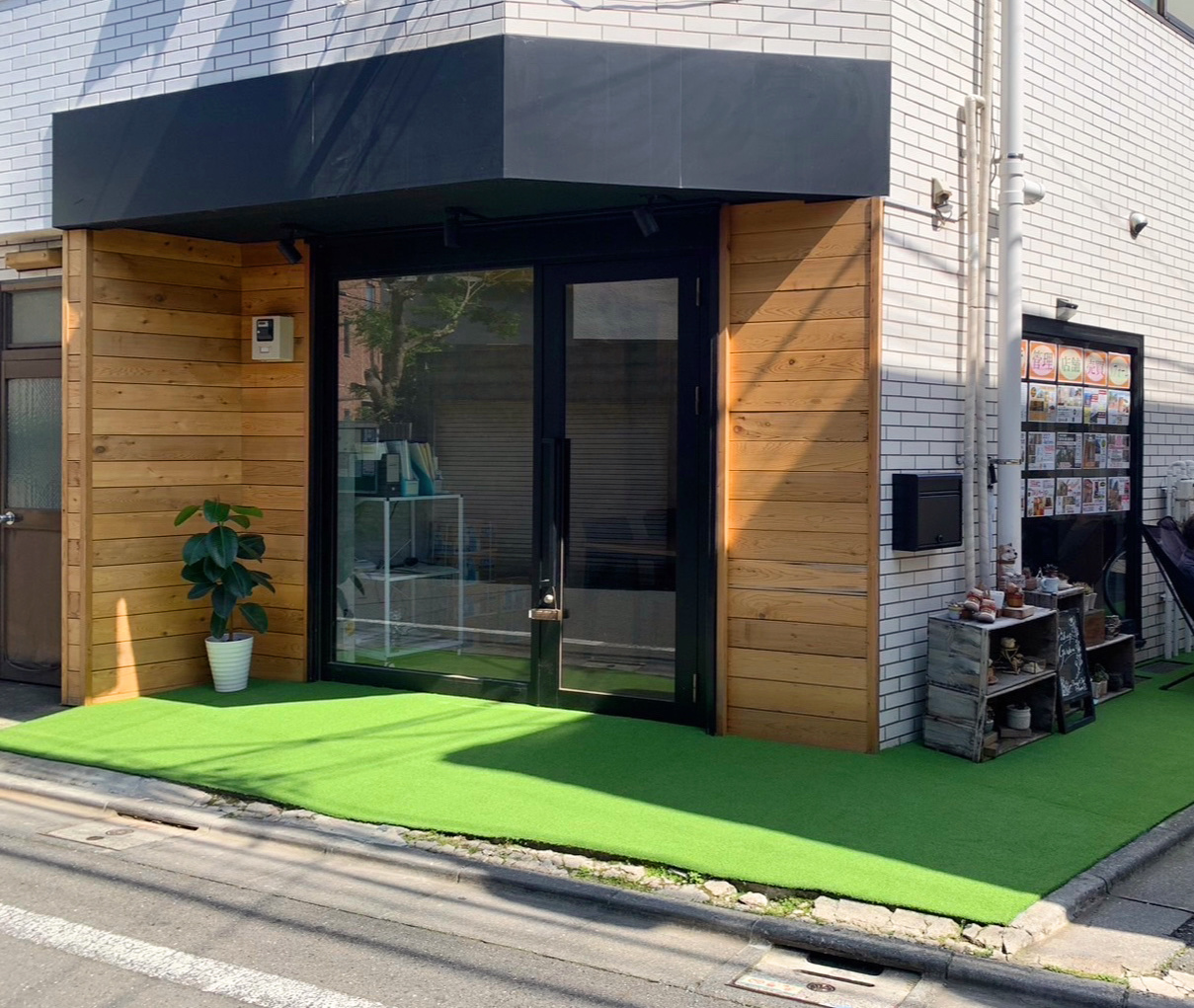 事務所の入り口に芝を敷きました♪の画像