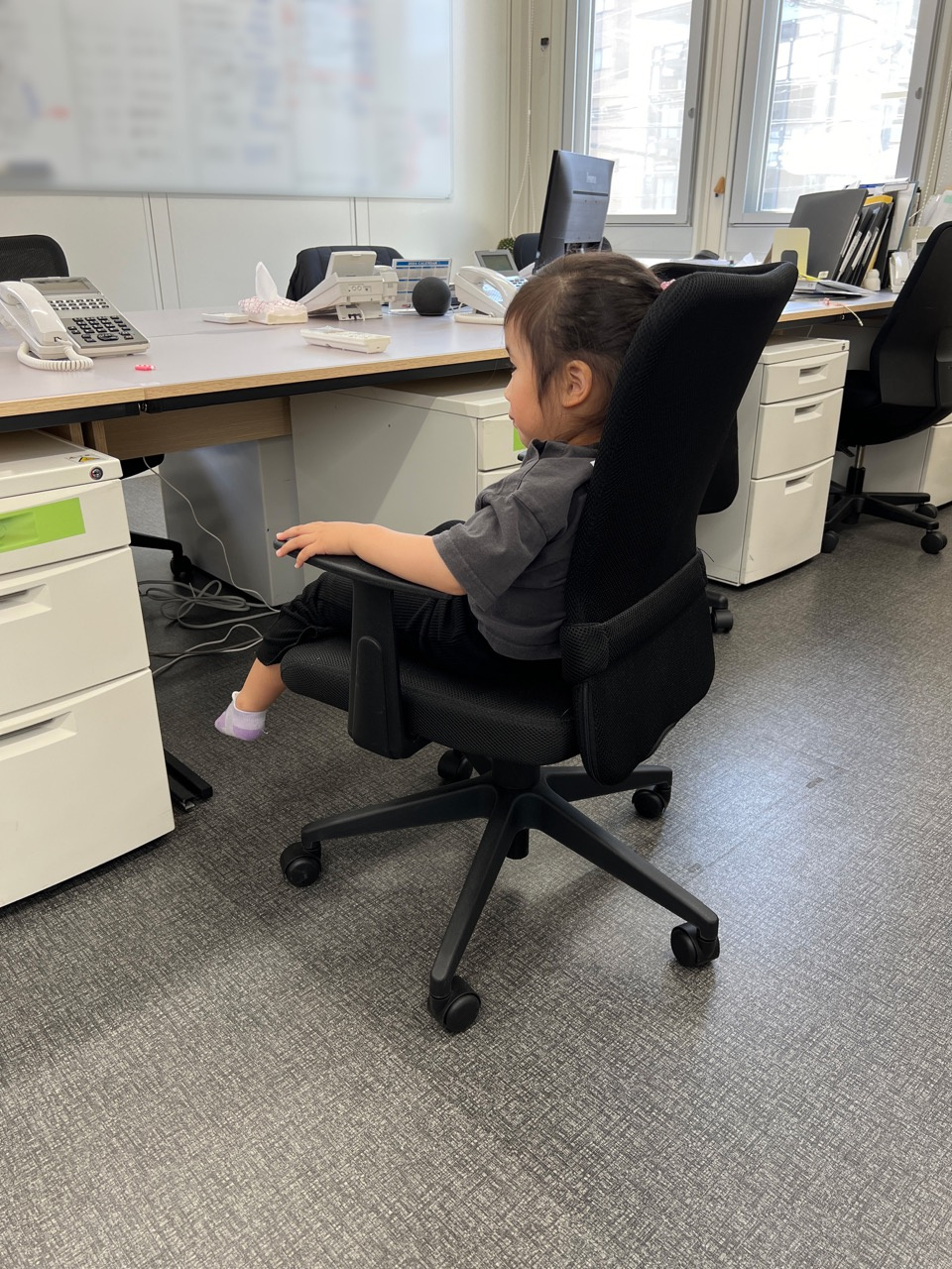子連れ出社の画像