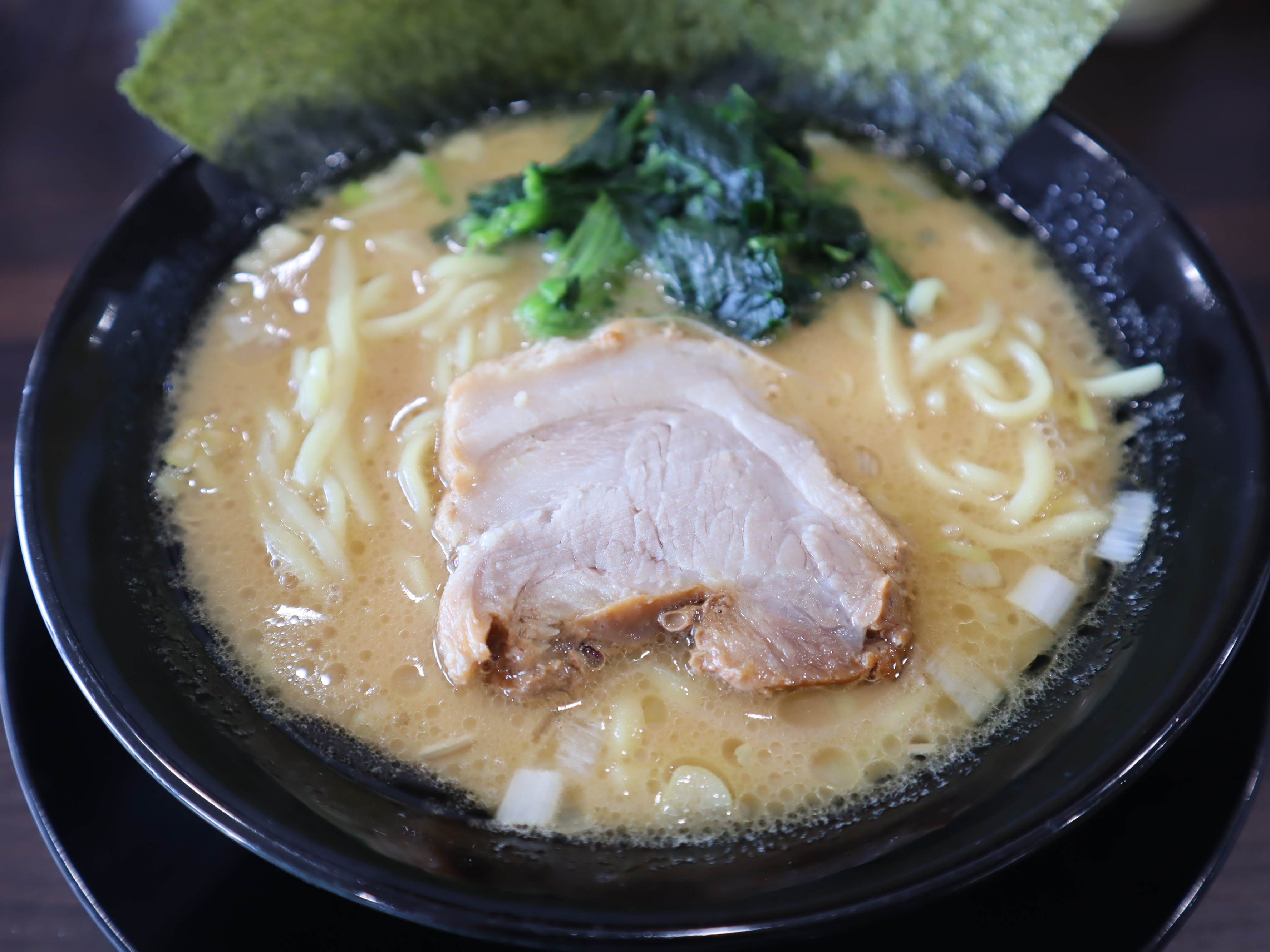 松山市枝松にある家系ラーメンの横浜家系一門家枝松店で濃厚なス...の画像