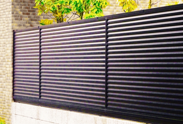 目隠しフェンスを設置するメリットは？リノベーションの設置費用...の画像