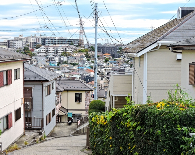 隣地と高低差のある土地とは？売却やがけ条例について解説の画像