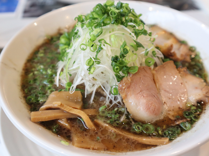 宇和島市袋町商店街の中にある麵屋凩（こがらし）で、ねぎらぁ麺...の画像