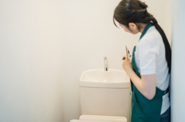 賃貸物件におけるトイレタンクの掃除の重要性とは？手順も解説の画像